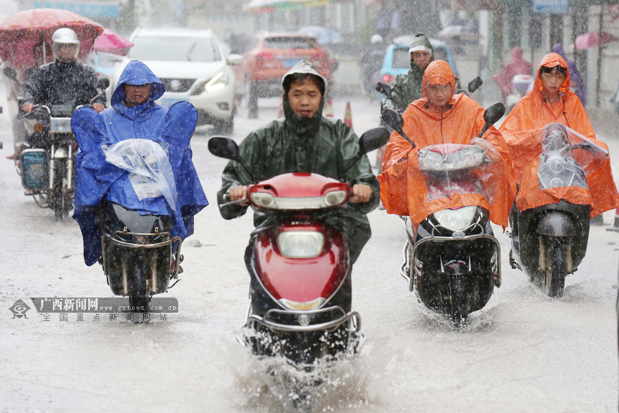 高清:融安突下暴雨 居民在雨中艰难前行(1/7)