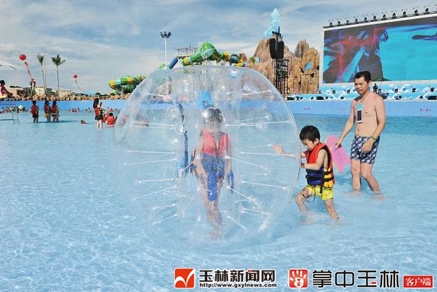 玉林新闻网-玉林日报讯(记者 詹丽萍)7月11日,玉林市第三季旅游文化活动启动仪式暨克拉湾水上乐园开园庆典在克拉湾水上乐园召开。 第三季旅游文化活动主题为浪漫金秋游五彩玉林风,其中,市级活动有:克拉湾水上乐园系列活动、燕京啤酒狂欢节,市级(玉州区)的中国(玉林)中医药博览会,福绵区的红色秋日游,北流市的北流荔枝旅游文化节、浪漫花海、秀美梧村乡村旅游节,容县的摩托车、越野车激情年会、浪漫七夕露营篝火晚会、万人健身活动,陆川县的塘寨、绿顺陆川葡萄采摘节,博白县的桂牛水牛奶文化节,兴业县的火龙果采摘