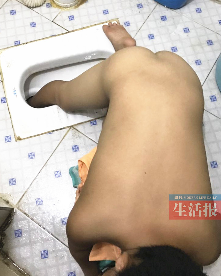 小男孩右脚被蹲便池卡住(图片由南宁消防部门提供) 广西新闻网-当代生活报讯(记者 卢荻)7月11日晚,在南宁市大学西路一私人楼房发生了惊险的一幕:一名小男孩洗澡时右脚不慎被厕所蹲便池咬住,动弹不得。事发后,消防官兵迅速赶到现场救援,经过紧张救援终于将被困孩子救了出来。记者了解到,该户人家楼下的小孩也曾因为同样的原因向消防官兵求救过。 当晚9时40分左右,家住南宁市大学西路一私人楼房一名6岁左右的小男孩在卫生间里洗澡,其家人帮他找衣服。可能卫生间地面有沐浴露,地面比较滑,小男孩右脚一滑,便滑到蹲便池里,