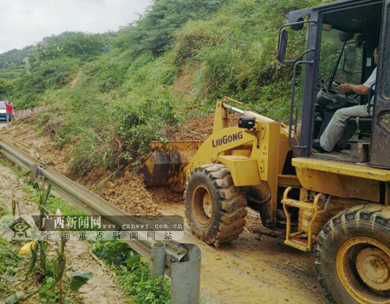 凤山境内一公路塌方 经抢修已恢复正常通行(图)