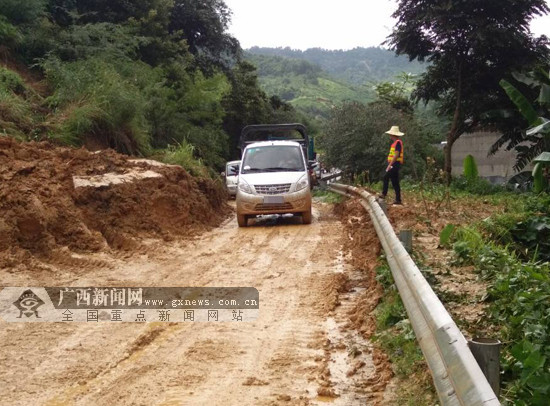 凤山境内一公路塌方 经抢修已恢复正常通行(图)