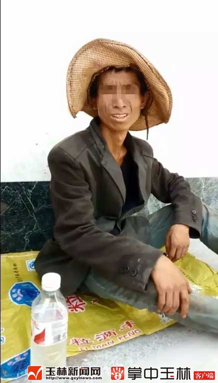 时长8秒钟的视频中,一名乞讨者戴着草帽,穿着长袖长裤,手拿一个塑料盆