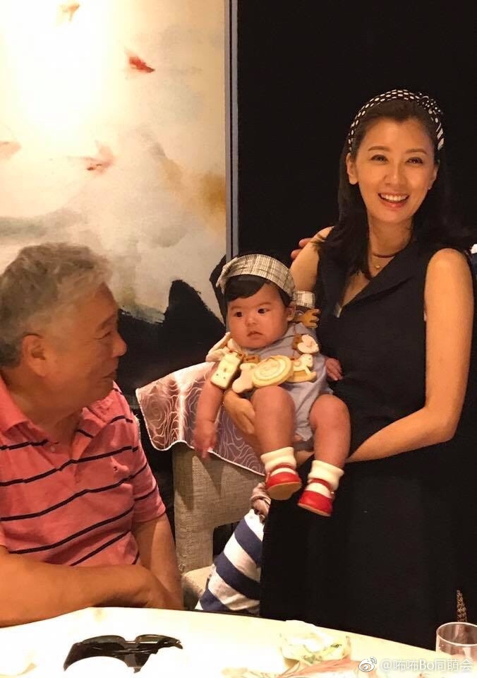 贾静雯修杰楷家宴照片曝光 咘咘活泼妹妹可爱