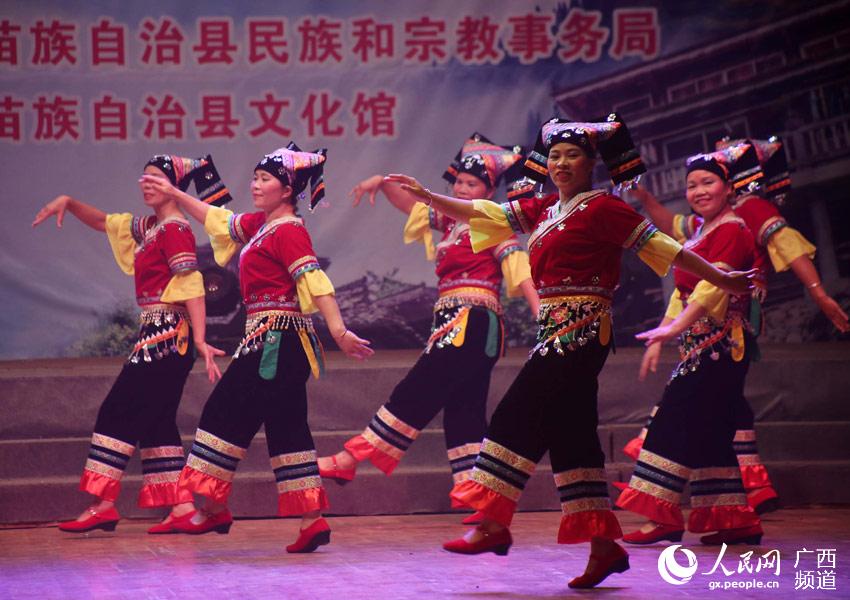 7月23日晚,在广西融水苗族自治县民族会务中心,几名壮妹跳舞展示壮族