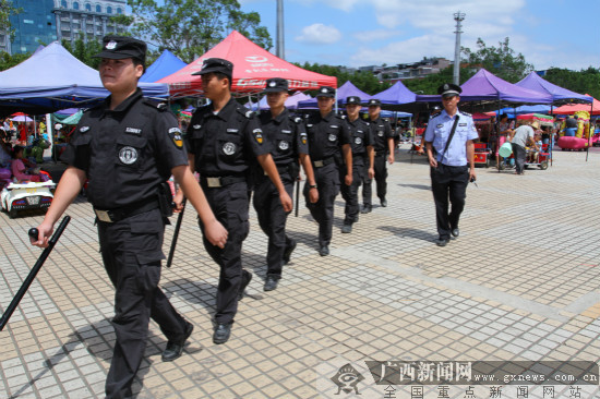 [警察故事]乡村警察:巡防暖人心 扶贫解民困(图)