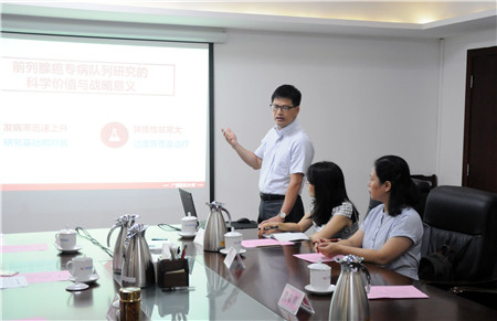 广西医科大学副校长莫曾南(左一)介绍"前列腺癌专病队列研究"项目