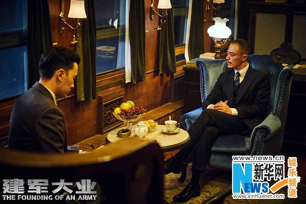 《建军大业》霍建华迎难练舞技 眼神手指都是