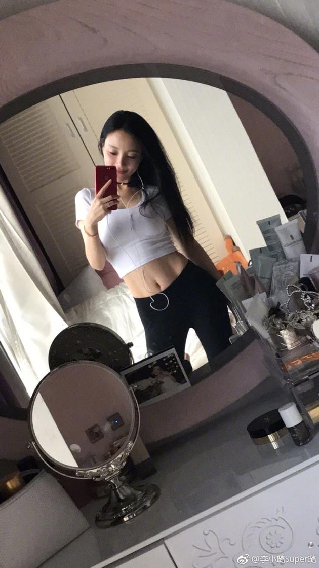 李小璐练舞前晒美照傲人上围马甲线太吸睛