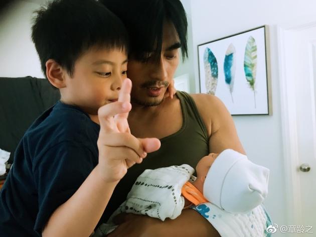 陈龙怀抱二胎儿子哄睡觉 妻子章龄之甜蜜晒幸福