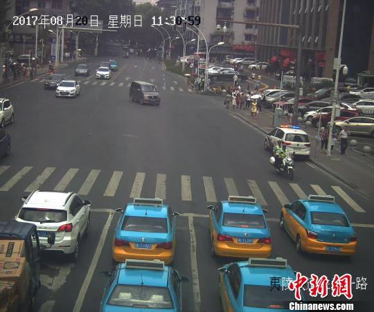 孕妇羊水破裂丈夫送医时迷路警车开道护送