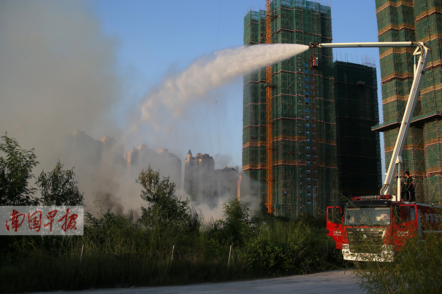 南宁一垃圾堆突燃大火 四辆消防车增援终灭火(图)
