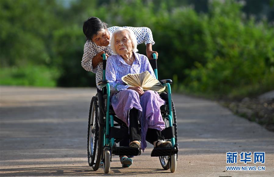 七旬儿媳照顾百岁婆婆传佳话