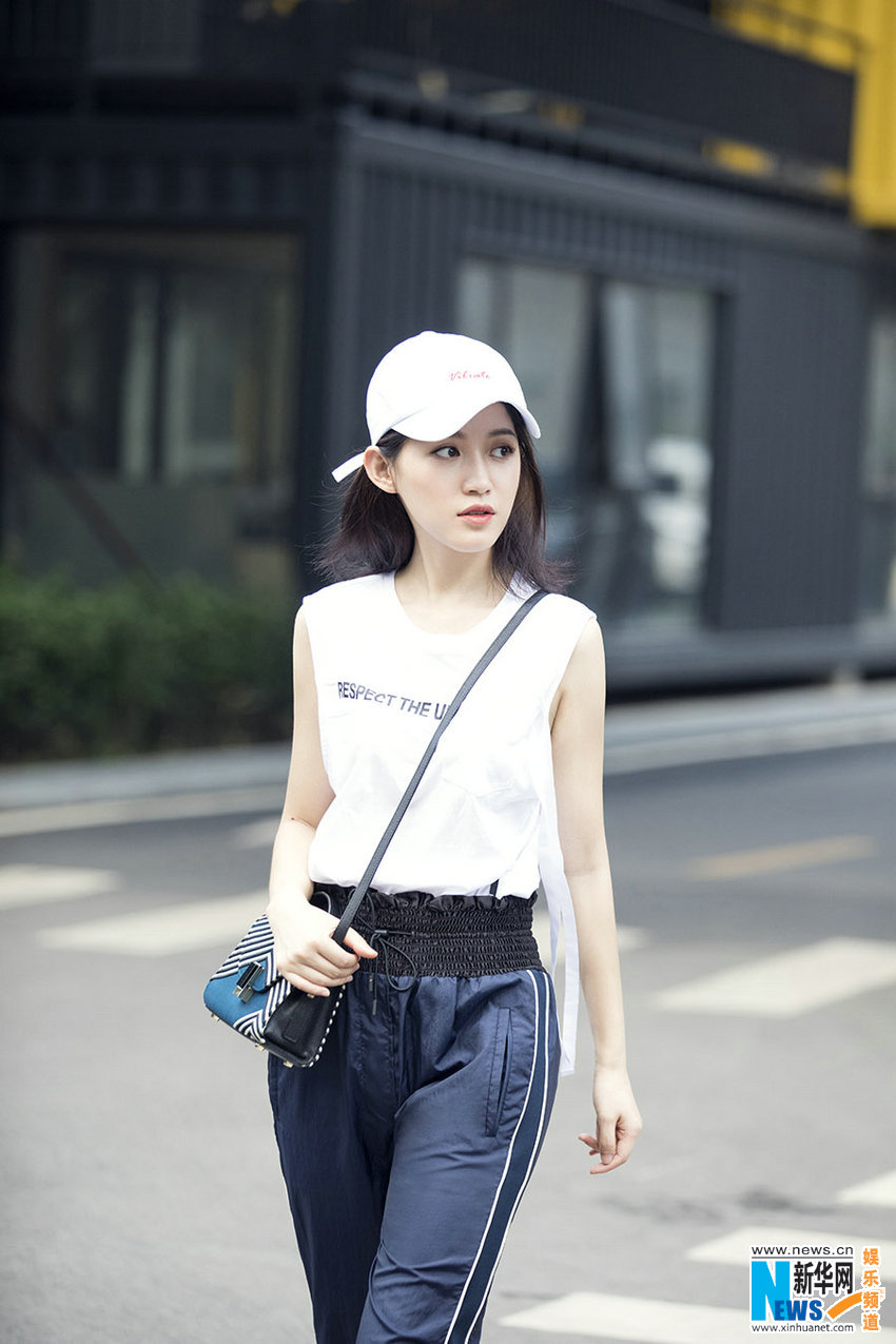 演员苏青曝街拍大片清爽利落少女感足