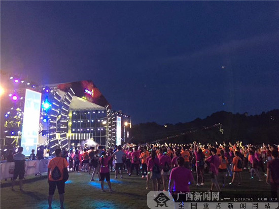 打响南马活动预热第一炮 荧光夜跑点亮南宁青秀山