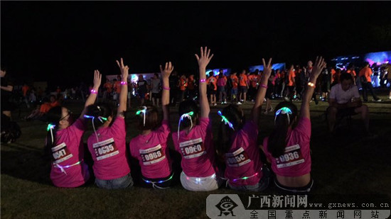 打响南马活动预热第一炮 荧光夜跑点亮南宁青秀山