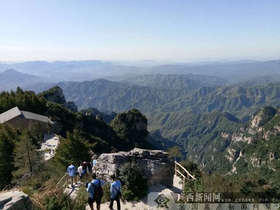 白石山景区内连片山脉.广西新闻网记者刘晓彤 摄