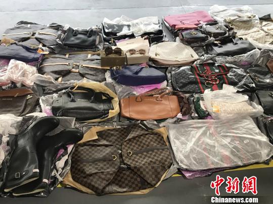 图为重庆海关查获的仿冒商品。 钟欣 摄