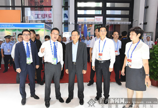 陈武参观中国-东盟博览会展馆