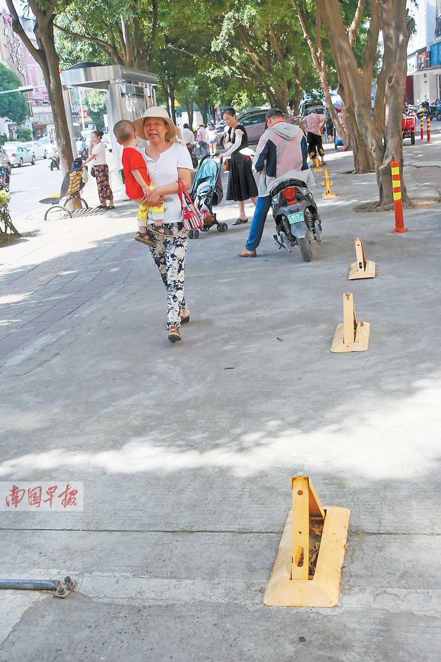 南宁衡阳西路公共空间装地锁 当心绊脚