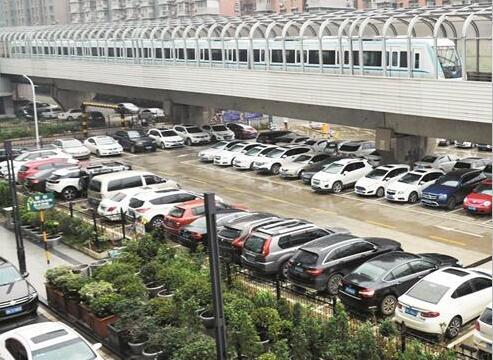 武汉地铁站停车场收费不一 专家建议加大优惠力度