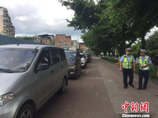 广西柳州现假违停罚单可扫二维码缴罚款警方介入调查