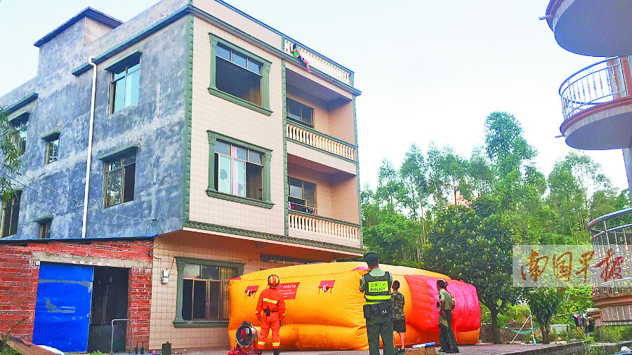 9月28日焦点图：辅警充当暖心“靠垫”救受伤女子