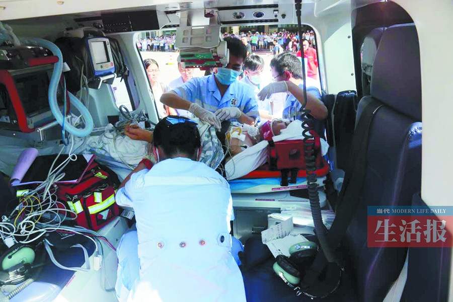 9月29日焦点图：南宁一醉汉爬上车顶练起"蛤蟆功"