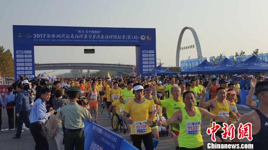 衡水湖国际马拉松赛开跑 中外1.6万跑友角逐(图)-广西新闻网