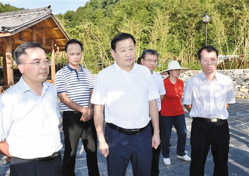 9月28日,自治区党委常委,市委书记王小东在上林县鼓鸣寨调研自治区