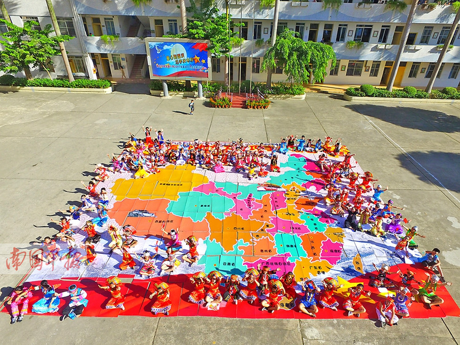 10月1日焦点图：南宁各大客运站人头涌动