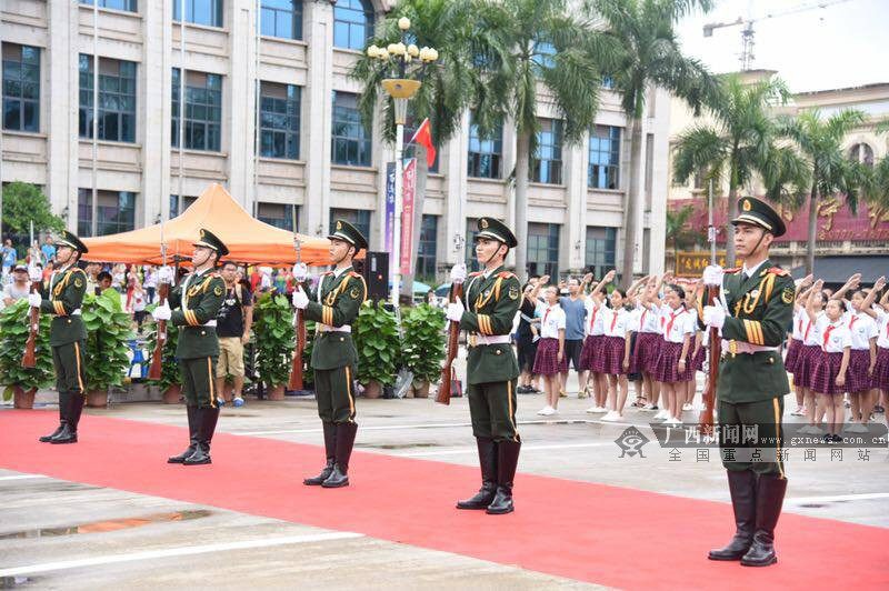 东兴上千群众参加升国旗仪式(图)