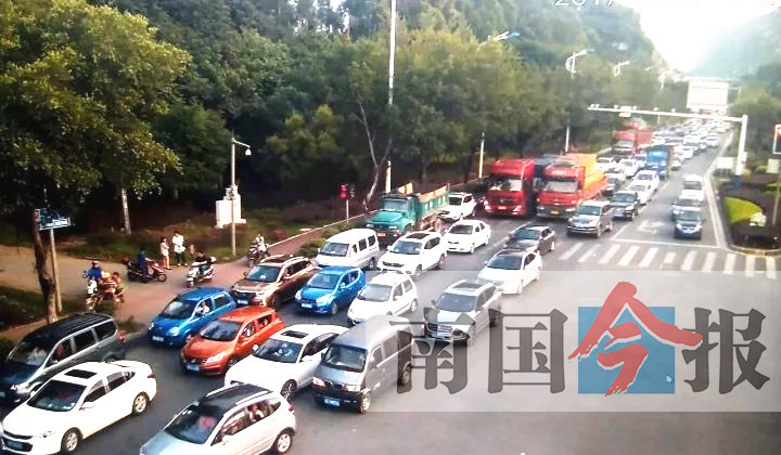 假期前半到处堵后半返程不乐观 交警列出五大堵点