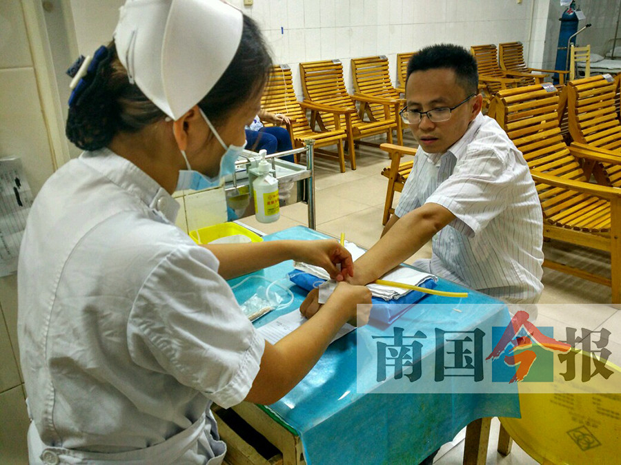 柳州一男子忙得看病打针都要催医生"快点"