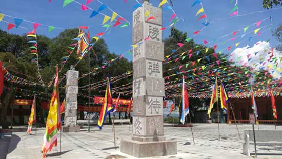 掌上广西(app) 地市 防城港 ></p></a> 正文 这首现代诗用京族喃字刻在石柱上