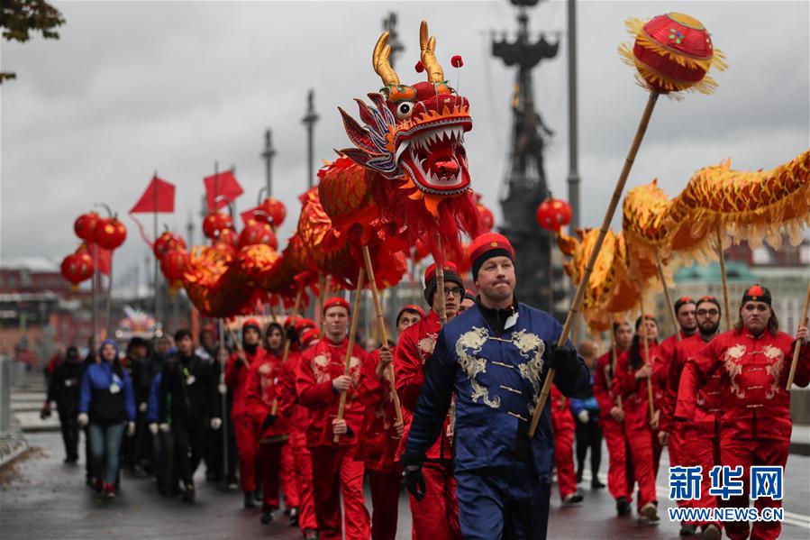 狂欢游行拉开世界青年与学生联欢节序幕