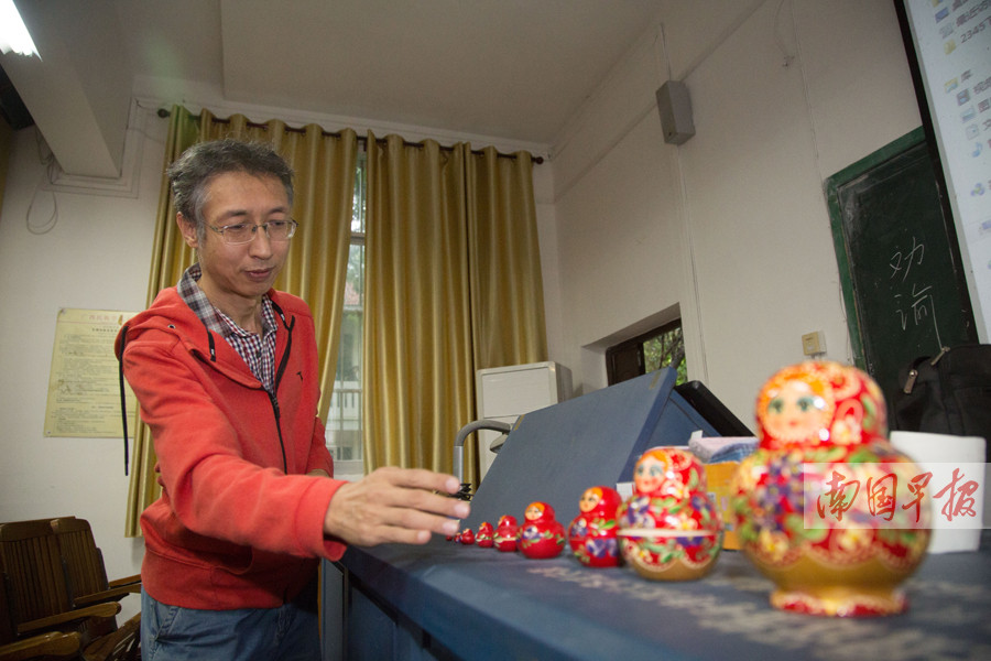 广西民大一老师成 网红 嘻哈装扮即兴说唱(图)