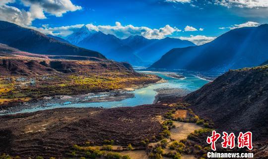 图为西藏林芝米林县的雅鲁藏布大峡谷景区. 何蓬磊 摄