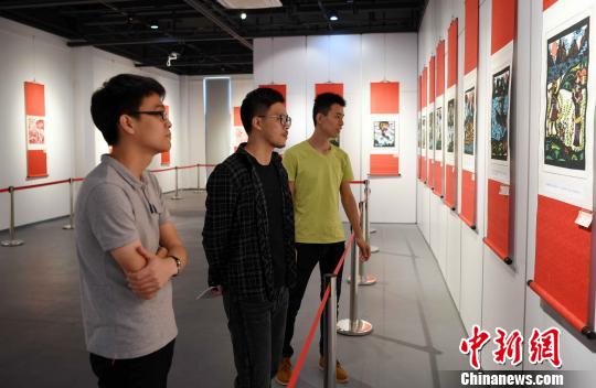 中华民俗节日剪纸艺术作品展吸引观众眼球。 记者刘可耕 摄