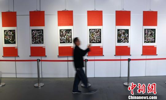 该展共展出剪纸艺术作品120余幅,每幅作品都充满了趣味性、故事性、哲理性,让人意犹未尽。 记者刘可耕 摄