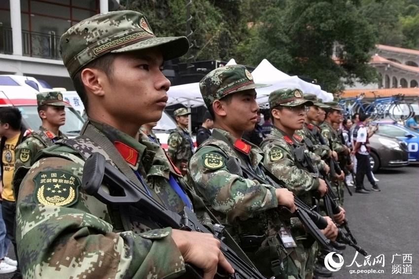 南宁武警为"世巡赛·环广西"保驾护航(组图)