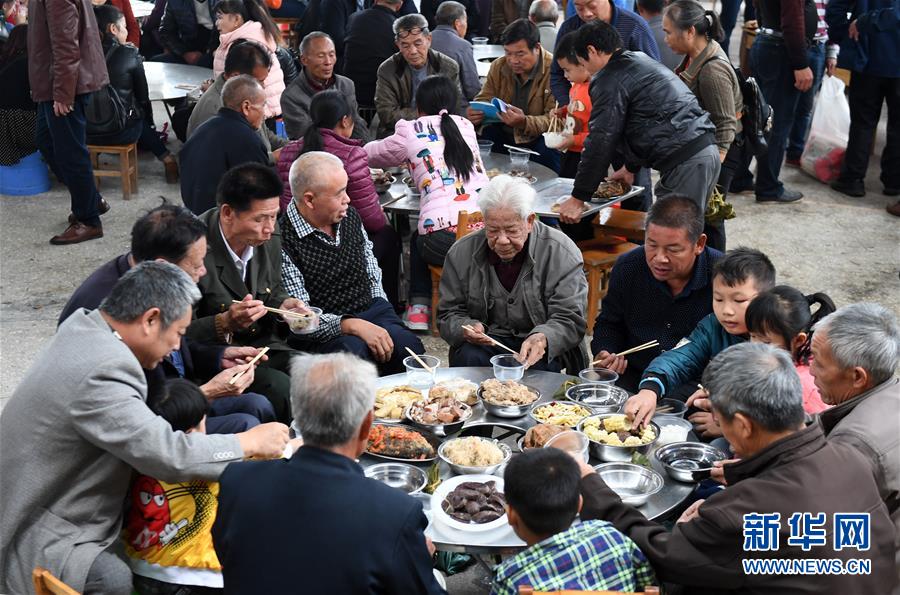 在广西罗城仫佬族自治县东门镇凤梧村上凤立屯,村民和客人在百家宴中