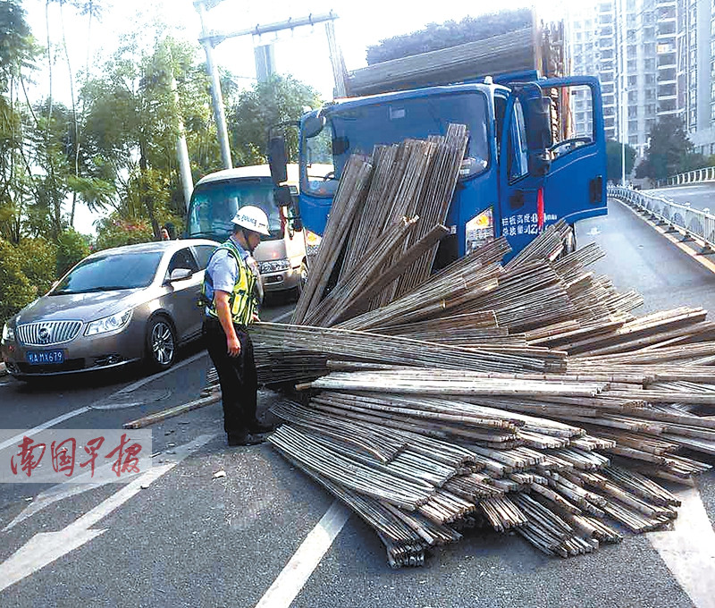 南宁交警查获多起车辆违规搭载货物行为(图)
