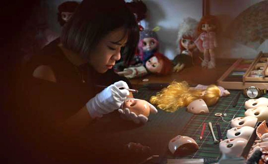 南宁一名80后改娃师 替"娃娃""微整"月入上万(图)
