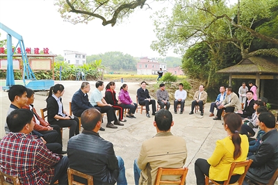 在象州县寺村镇中团村六道屯,孙大伟向乡亲们宣讲十九大精神.