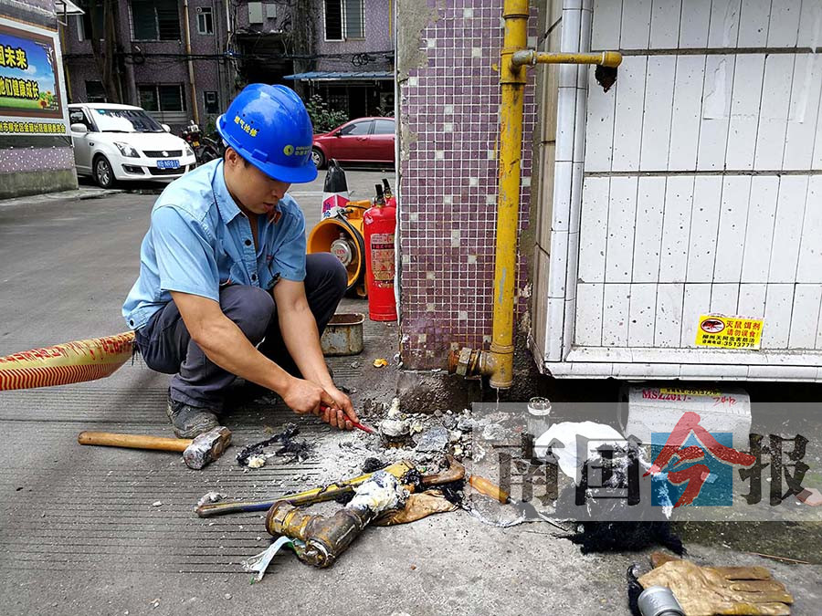 惊险!柳州一燃气管道被撞断 扑哧扑哧直漏气