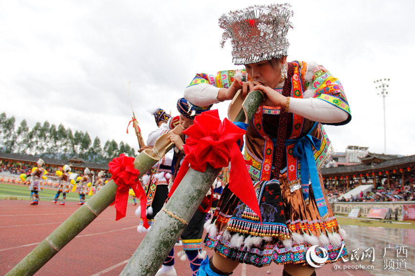 广西融水:千人齐跳芦笙舞