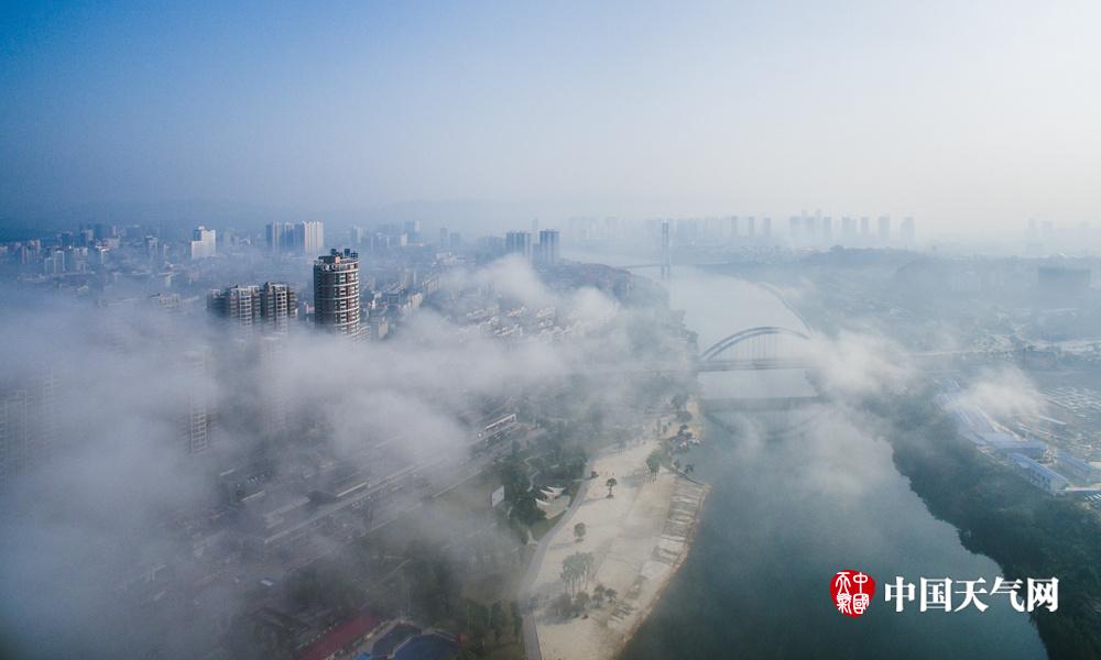 高清:天晴雾来到 广西百色仙气缭绕-广西新闻网
