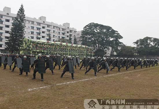 武警部队警棍盾牌队形表演气势磅礴.广西新闻网通讯员 王柳明 摄