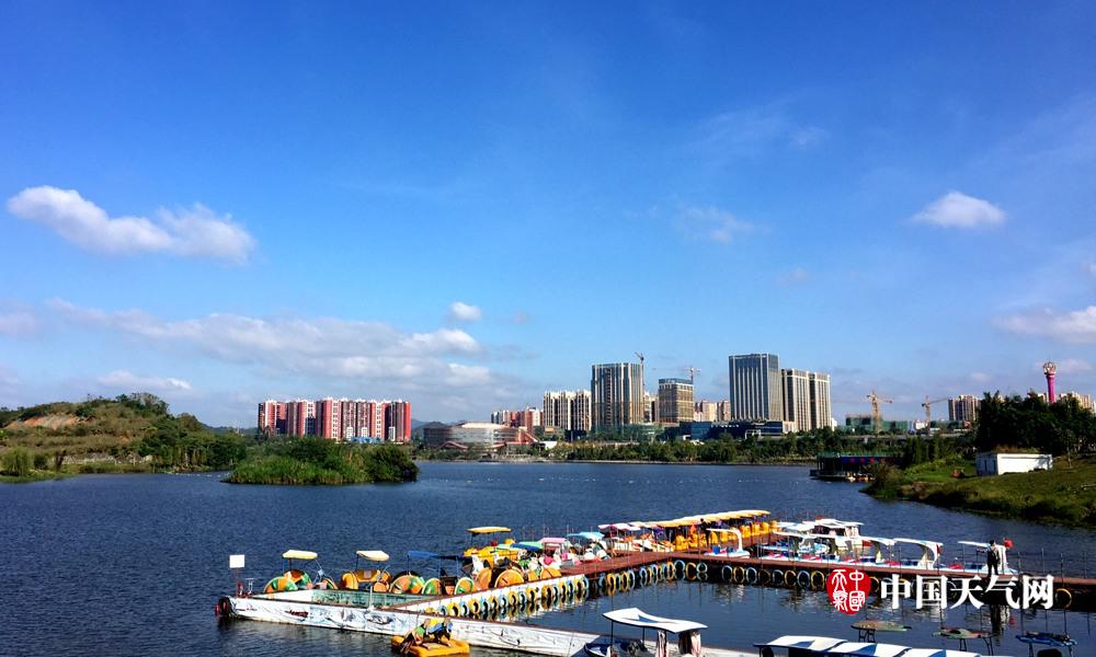 梧州周末天气晴朗 玫瑰湖公园美景呈现(组图)