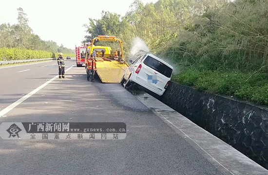 司机高速路上处理不当 小车侧翻冲进水沟(图)